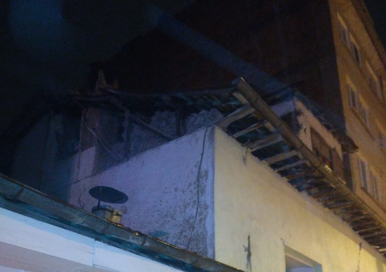 Malatya'da ağır hasarlı binanın çatısı kendiliğinden çöktü