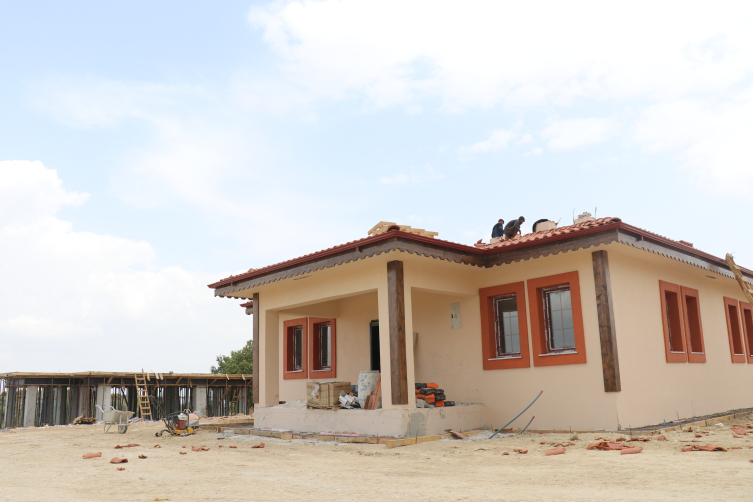 Depremzedeler için köy tipi afet evlerinin yapımı sürüyor