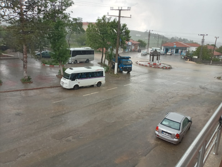 Kırıkkale'de dolu ve sağanak etkili oldu