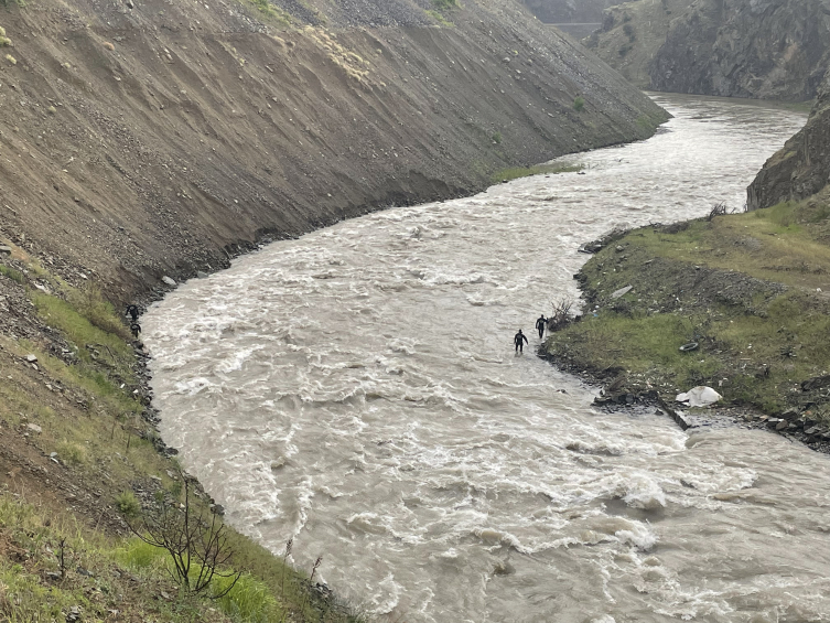 Artvin'de kamyonuyla nehre düşerek kaybolan sürücüyü arama çalışmaları sürüyor