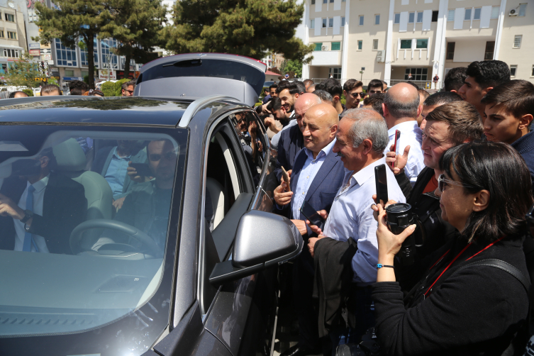 Türkiye'nin yerli otomobili Togg Van'da tanıtıldı