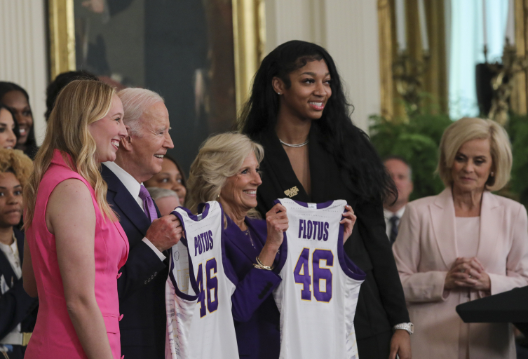 Beyaz Saray'da ağırlanan basketbolcunun bayılması paniğe neden oldu