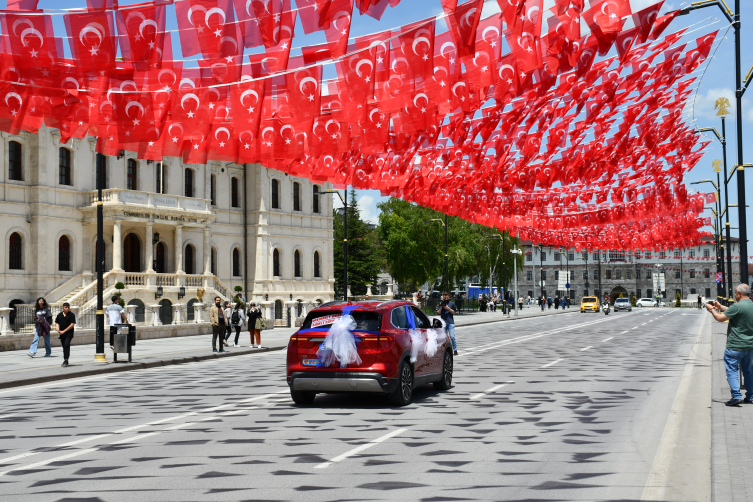 Togg, depremzede kardeşlerin sünnet arabası oldu