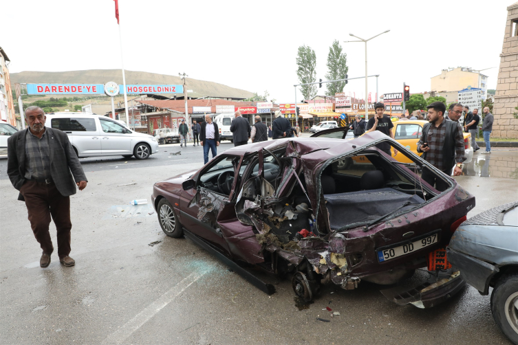 Malatya'da minibüs kırmızı ışıkta bekleyen araçlara çarptı: 7 yaralı