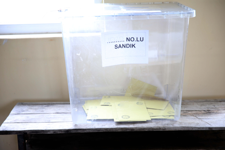 12 seçmenli köy sandığa gitti