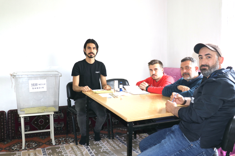 12 seçmenli köy sandığa gitti