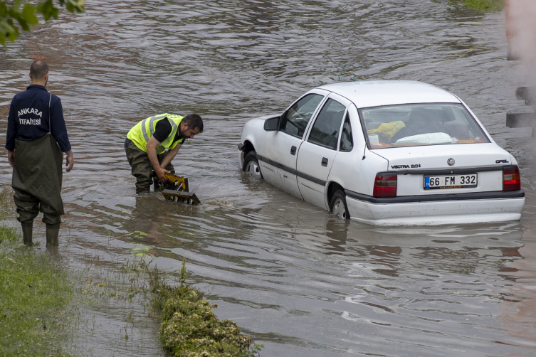 Ankara'da sağanak ve dolu: Yollar göle döndü, araçlar mahsur kaldı