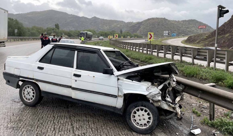 Kırıkkale'de otomobil bariyerlere çarptı: 4 yaralı