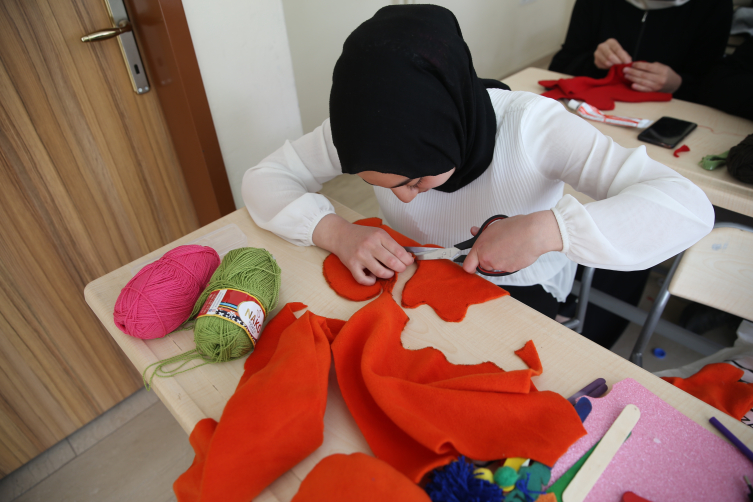 Yaptıkları oyuncaklarla köy çocuklarının yüzünü güldürdüler