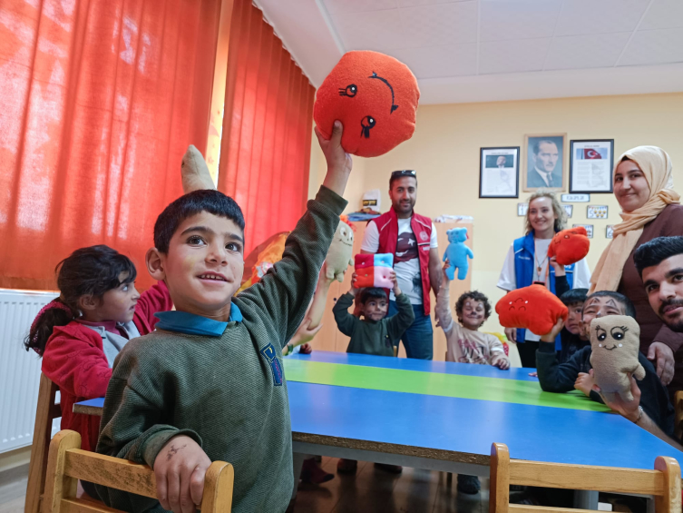 Yaptıkları oyuncaklarla köy çocuklarının yüzünü güldürdüler