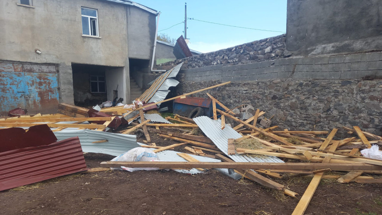 Kars'ta hortum yıktı geçti