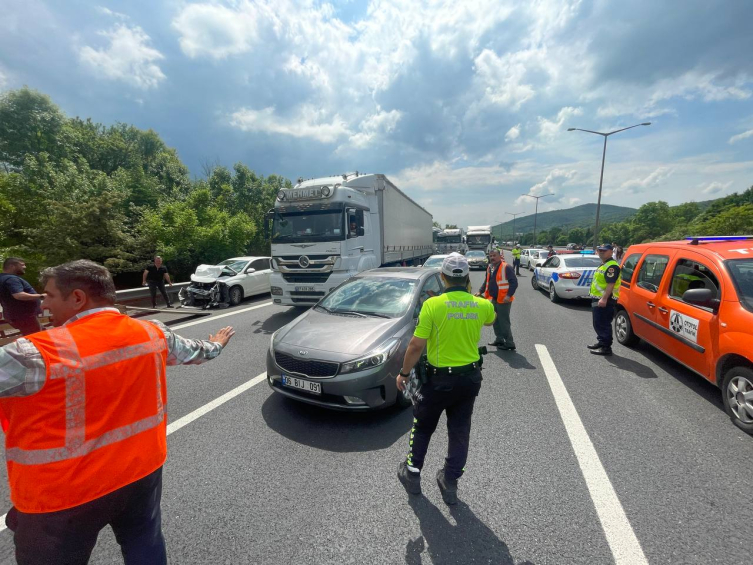 Anadolu Otoyolu'nun Düzce kesiminde zincirleme trafik kazası ulaşımı aksattı