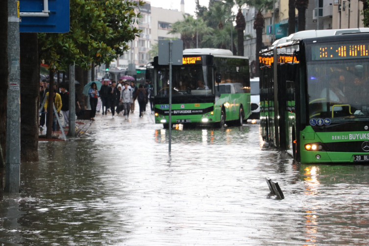 Denizli'de yollar göle döndü