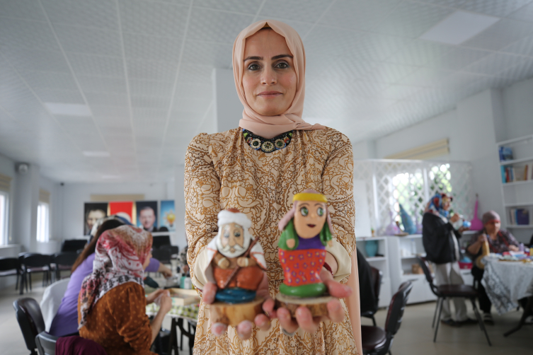 Nevşehir'e yerleşen depremzede eğitmen, kadınlara taş bebek yapımını öğretiyor