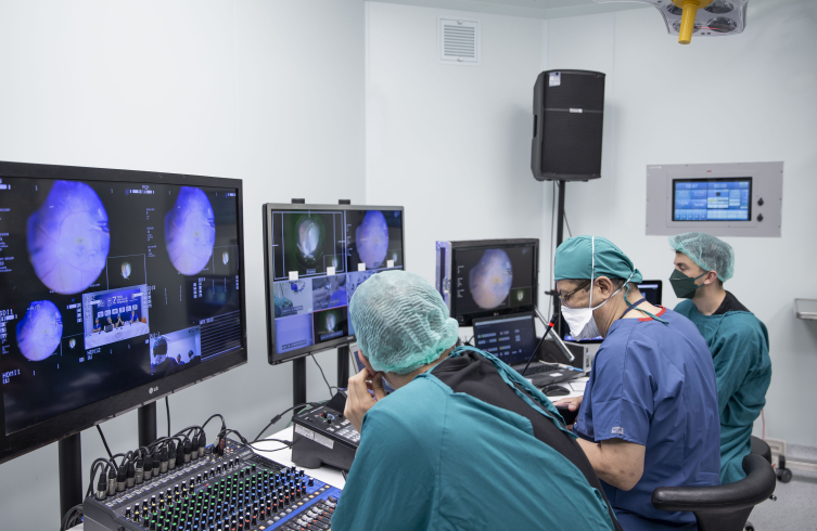 Göz hekimleri 4 gün boyunca canlı yayında 70 göz ameliyatı yapacak