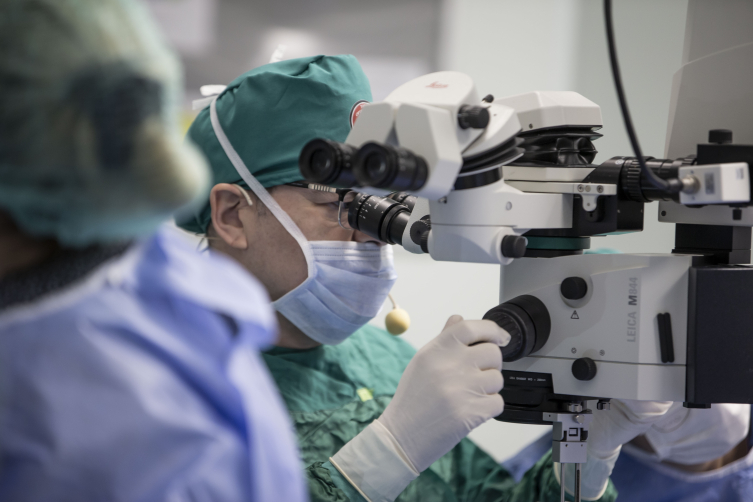 Göz hekimleri 4 gün boyunca canlı yayında 70 göz ameliyatı yapacak