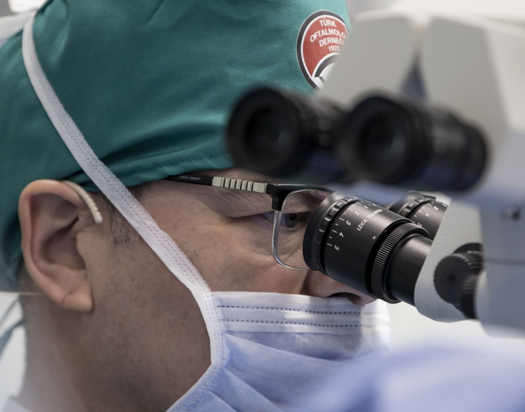 Göz hekimleri 4 gün boyunca canlı yayında 70 göz ameliyatı yapacak