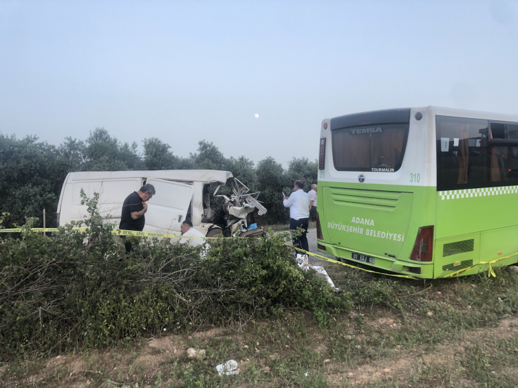Adana'da otobüsle minibüs çarpıştı: 3 ölü, 9 yaralı