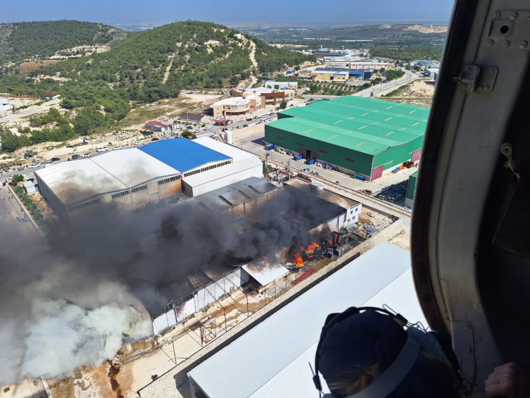 Mersin'de mobilya fabrikasında yangın