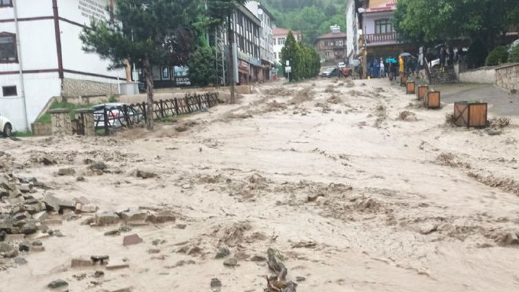 Kastamonu'da ev ve iş yerlerini su bastı