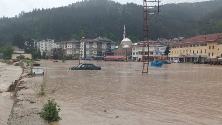 Kastamonu'da ev ve iş yerlerini su bastı