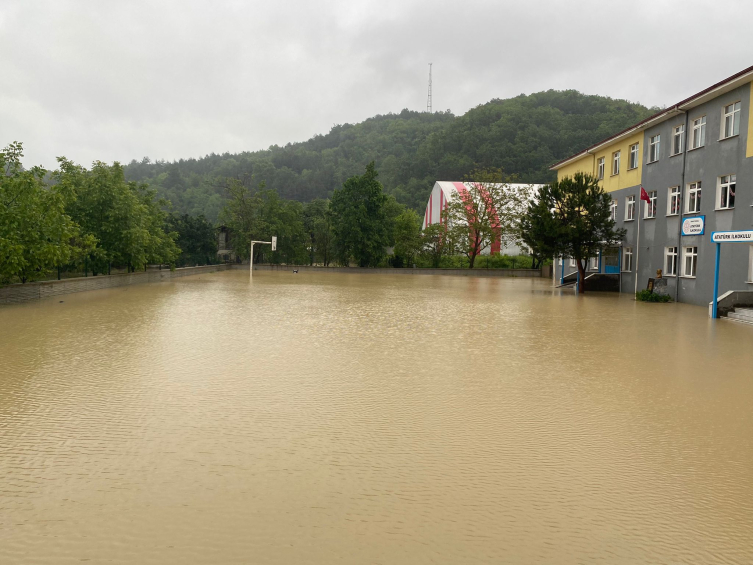 Sinop'ta metrekareye 150 kilogram yağış düştü