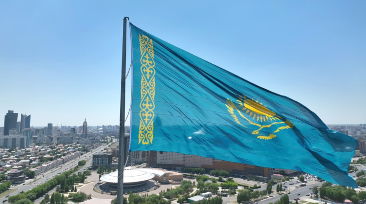 Kazakistan’ın en büyük bayrağı göndere çekildi