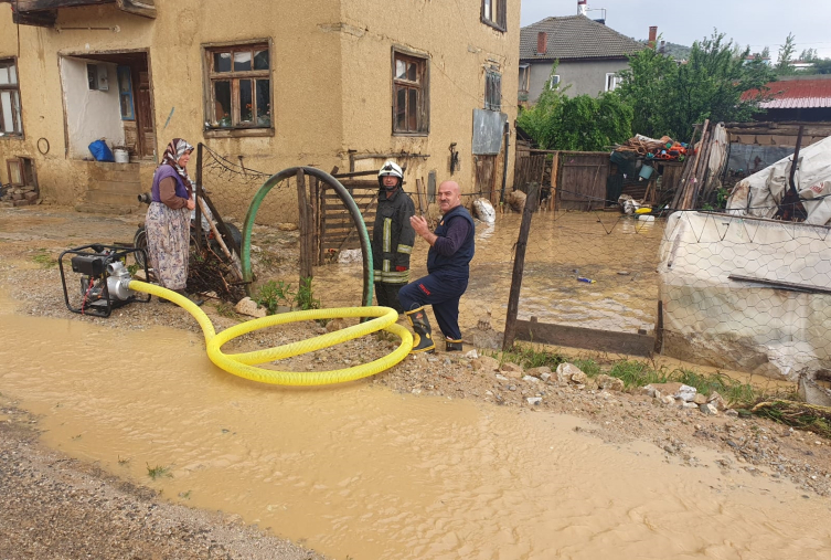 Konya'nın 3 ilçesinde sel meydana geldi