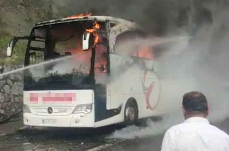 Otoyolda seyir halindeki otobüste yangın çıktı