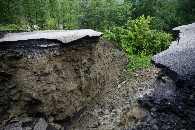 Çatalzeytin'de 5 köyü ilçeye bağlayan grup yolu çöktü