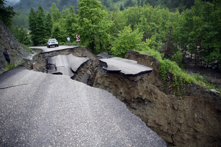 Çatalzeytin'de 5 köyü ilçeye bağlayan grup yolu çöktü