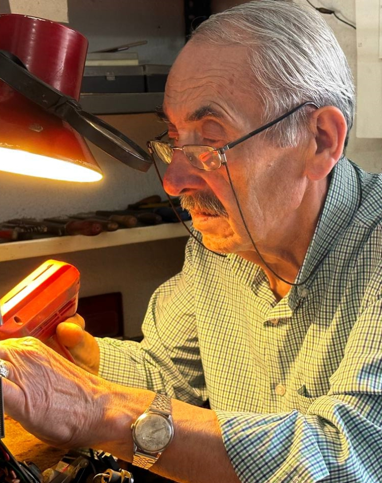 Geçmişte aydınlatmayı sağlayan fenerler günümüzde hediyelik eşya olarak üretiliyor