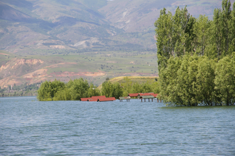 Kılıçkaya Barajı taştı, sosyal tesisleri su bastı