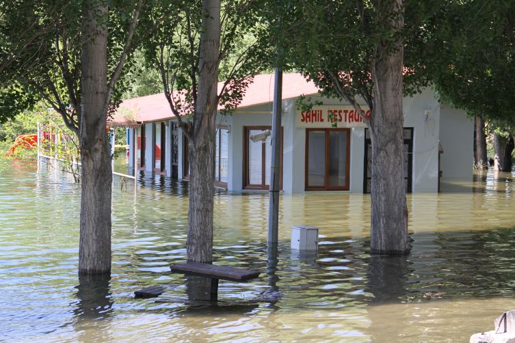 Kılıçkaya Barajı taştı, sosyal tesisleri su bastı