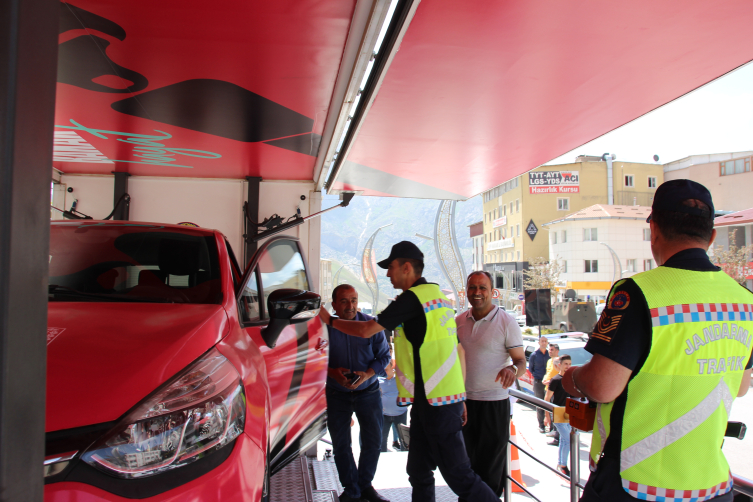 Hakkari'de emniyet kemerinin önemi simülasyon aracıyla anlatıldı