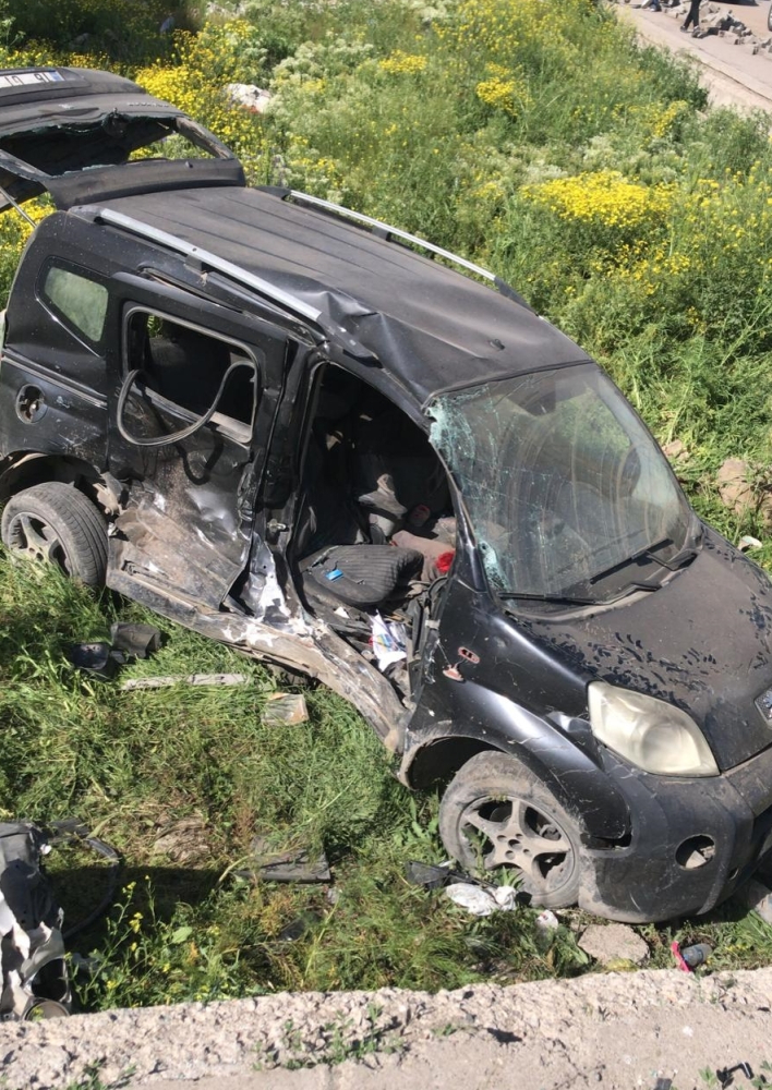 Muş'ta hafif ticari araç ile öğrenci servisi çarpıştı: 9 yaralı