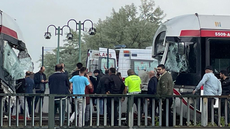 Samsun'da tramvaylar çarpıştı: 14 yaralı