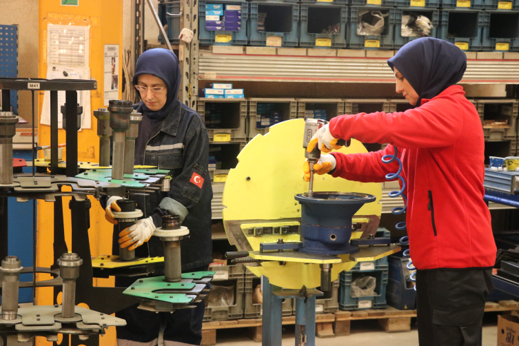 Kütahya'daki makine fabrikasında kaynak işleri kadınlardan soruluyor
