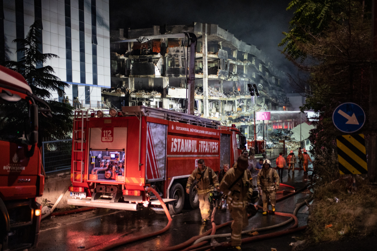 Başakşehir'de fabrikada çıkan yangını söndürme çalışmaları 39. saatinde