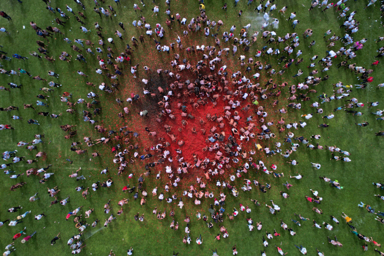 Kolombiya'da Tomatina Festivali'ne katılanlar tonlarca domatesi birbirine fırlattı