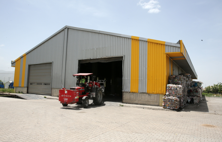 Çöpten üretilen elektrikle 2 bin 200 evin ihtiyacı karşılanıyor