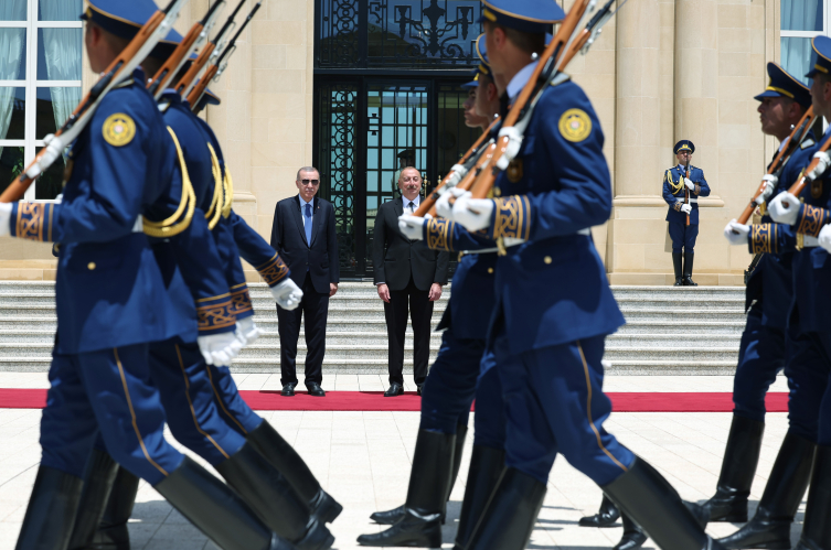 Cumhurbaşkanı Erdoğan'a Azerbaycan'da resmi karşılama
