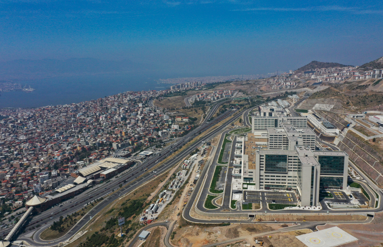 Bayraklı Şehir Hastanesi hasta kabulü için gün sayıyor