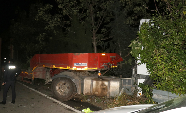 Kocaeli'de iş makinesi yüklü tır bariyere ve ağaca çarptı