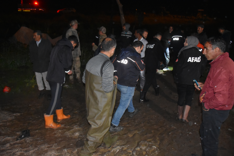 Kars’ta sel etkili oldu: Dereler taştı, evleri su bastı