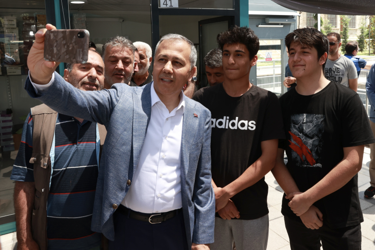 İçişleri Bakanı Yerlikaya, Malatya'da depremzedelerle bir araya geldi