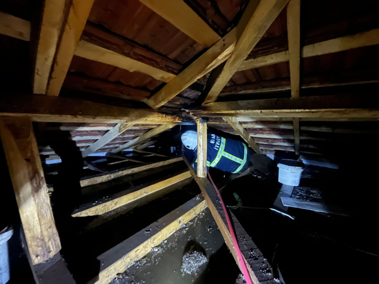 Tokat'ta yıldırım düşen evin çatısında yangın çıktı