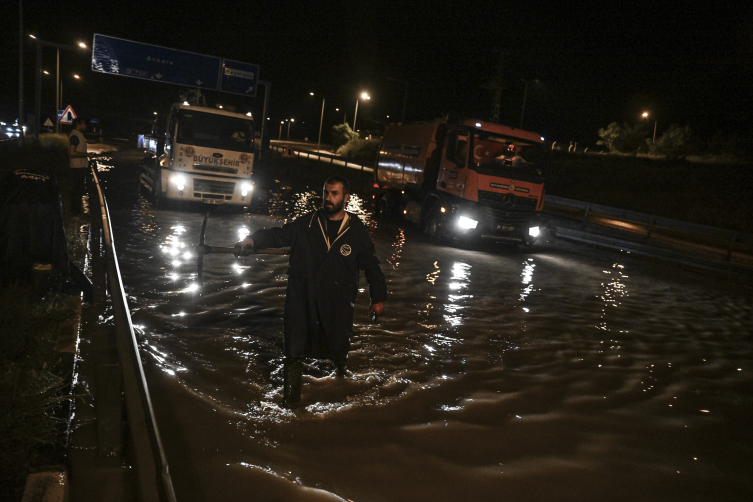 Ankara'da sağanak: Konya yolu bir süre trafiğe kapatıldı
