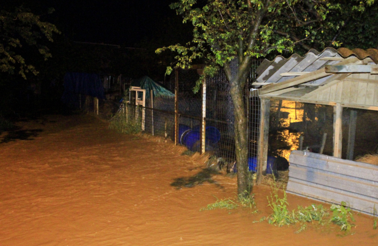 Uşak'ta sağanak sele dönüştü: 3 ev tahliye edildi