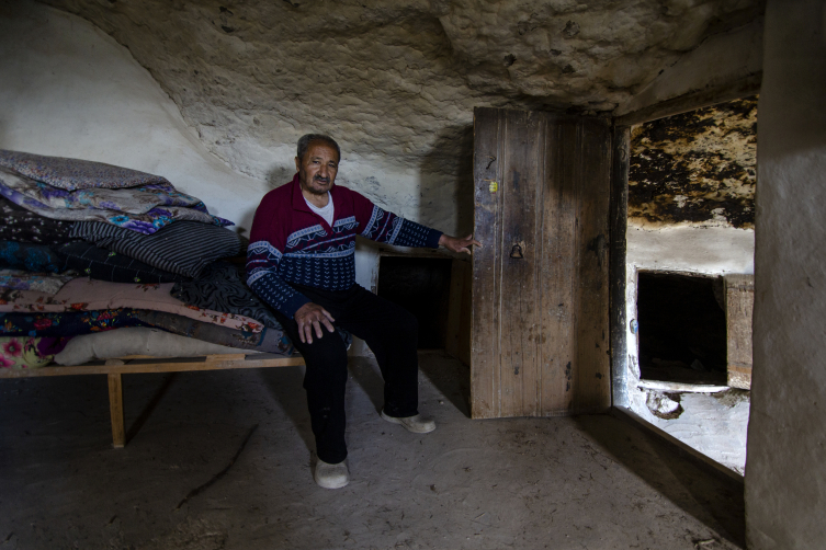 Malatya'da yaşadığı mağarada 18 çocuğunu büyüttü